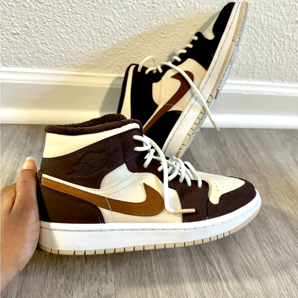 Air Jordan 1’s cream / dark chocolate women’s 7